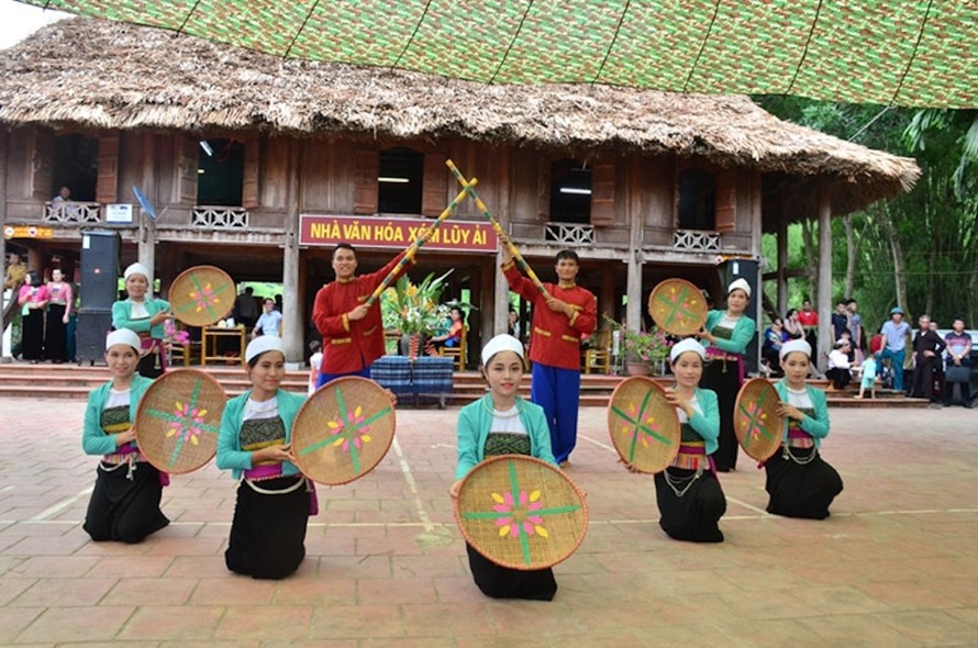 Xóm Lũy Ải, xã Phong Phú, huyện Tân Lạc là điểm du lịch cộng đồng thu hút nhiều du khách.