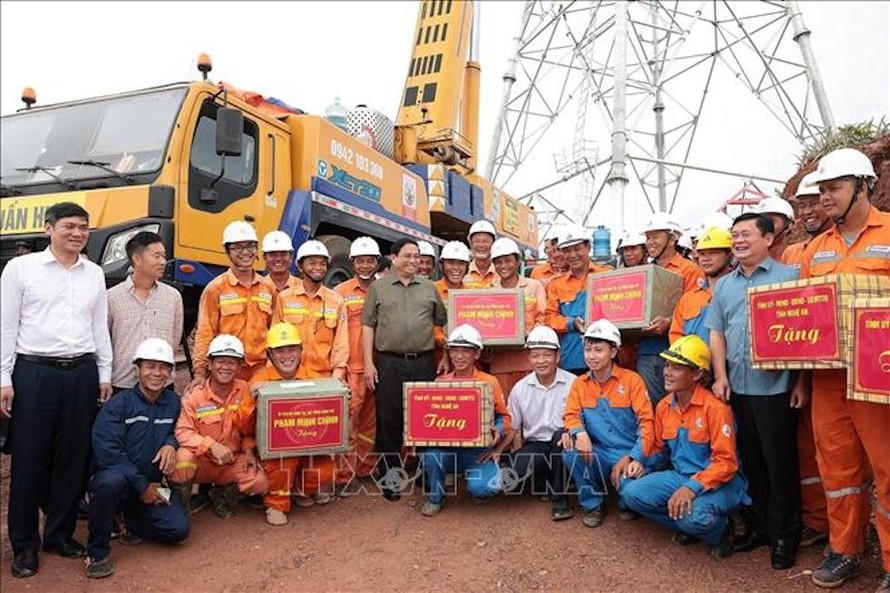 Thủ tướng Phạm Minh Chính tặng quà kỹ sư, công nhân các đơn vị đang thi công dự án đường dây tải điện 500kV mạch 3 Quảng Trạch-Phố Nối đoạn qua tỉnh Nghệ An. 