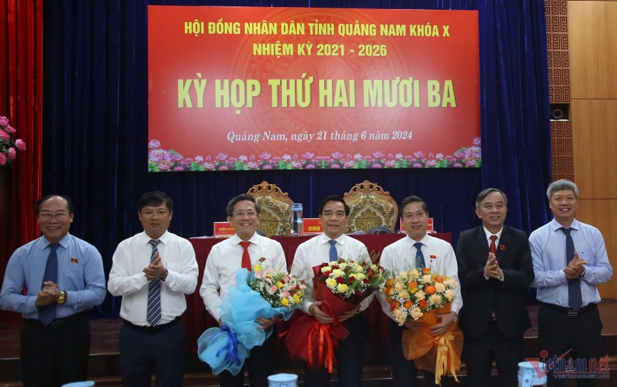 Lãnh đạo tỉnh Quảng Nam tặng hoa chúc mừng ông Trần Nam Hưng (thứ 2 từ trái qua) và ông Phan Thái Bình (bìa phải). 