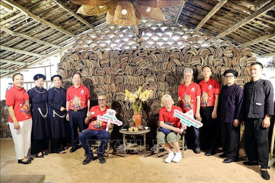 Đoàn chuyên gia UNESCO cùng lãnh đạo tỉnh, đại diện các sở, ban, ngành, địa phương tỉnh Lạng Sơn thực địa tại Làng ngói âm dương, xã Long Đống, huyện Bắc Sơn, tỉnh Lạng Sơn.