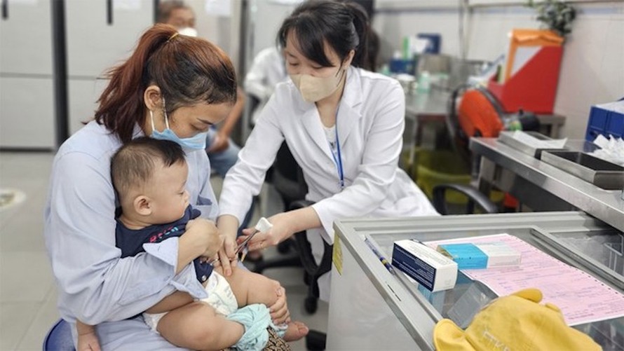 Tiêm chủng vaccine cho trẻ. (Ảnh minh hoạ)