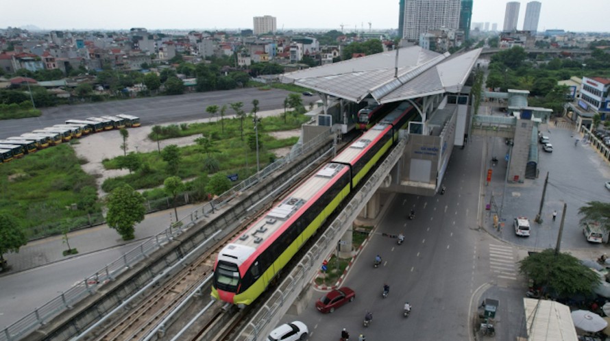 Tàu tuyến metro Nhổn - ga Hà Nội chạy thử đoạn trên cao hồi tháng 5/2024.