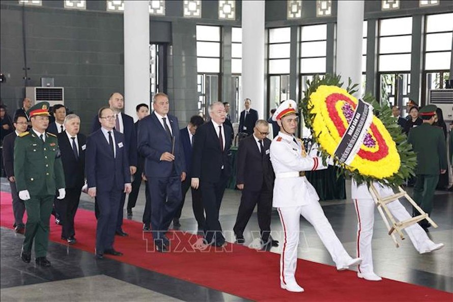 Đoàn đại biểu liên bang Nga do Phó Chủ tịch Duma quốc gia Nga Pyotr Tolstoy dẫn đầu, viếng Tổng Bí thư Nguyễn Phú Trọng.