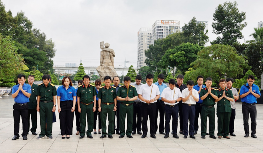 Đồng chí Nguyễn Xuân Hòa – Bí thư Đảng ủy, Chủ tịch HĐQT cùng tập thể BLĐ, các tổ chức Đoàn thể dâng hương tại Nghĩa trang Liệt sỹ Tp. HCM 