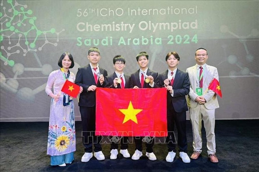 Bốn học sinh Việt Nam tham dự cuộc thi Olympic Hóa học quốc tế năm 2024 đoạt 3 huy chương Vàng và 1 huy chương Bạc. 