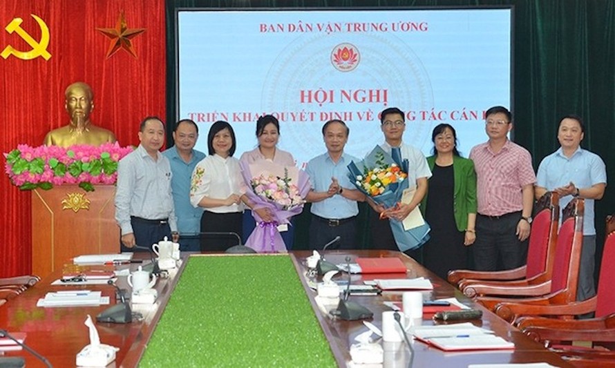 Phó Trưởng ban Thường trực điều hành Ban Dân vận Trung ương Phạm Tất Thắng và đại diện Đảng ủy, các tổ chức chính trị - xã hội, các vụ, đơn vị chúc mừng ông Trần Hồng Việt, bà Nguyễn Thanh Huyền. 