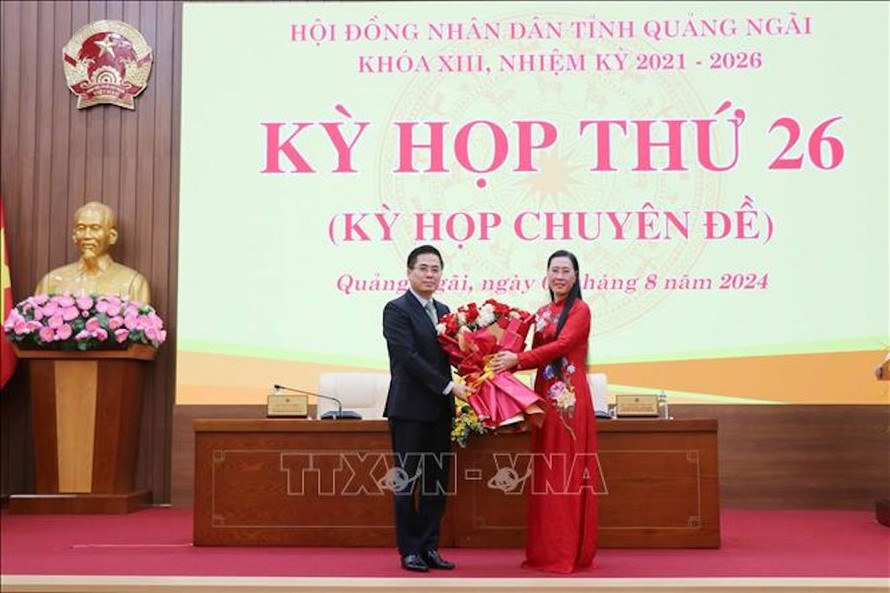 Bí thư Tỉnh ủy Quảng Ngãi Bùi Thị Quỳnh Vân tặng hoa tân Chủ tịch UBND tỉnh Nguyễn Hoàng Giang (trái). 