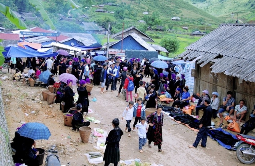 Đến với Tủa Chùa ngoài phiên chợ Tả Sìn Thàng (họp vào các ngày Tý và Ngọ); Xá Nhè (họp vào ngày Mão và ngày Dậu) du khách sẽ được trải nghiệm chợ phiên ngay tại thị trấn Tủa Chùa vào mỗi tối thứ 7 và ngày chủ nhật hàng tuần.