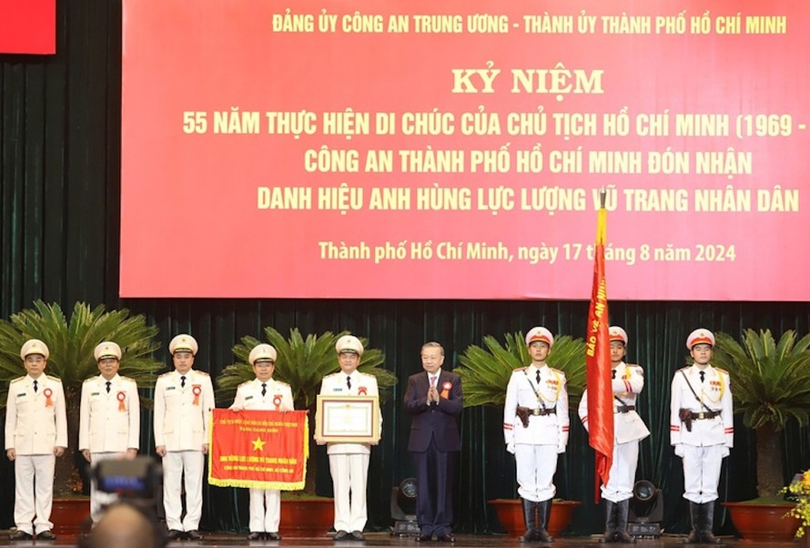 Tổng Bí thư, Chủ tịch nước Tô Lâm trao danh hiệu Anh hùng Lực lượng vũ trang nhân dân cho Công an TPHCM.