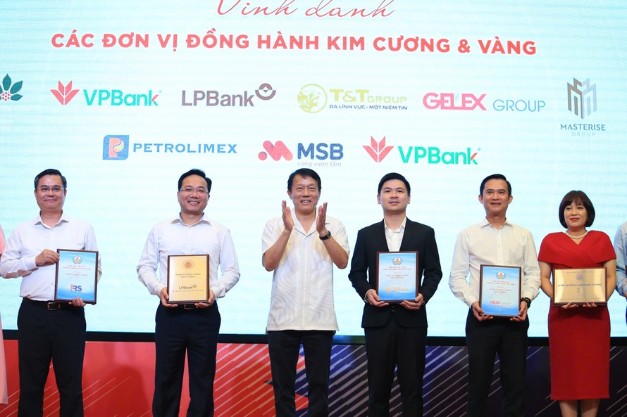 Phó Chủ tịch HĐQT T&T Group Đỗ Vinh Quang (thứ ba từ phải sang) nhận bảng danh vị nhà đồng hành Kim Cương từ Hiệp hội thể thao CAND.