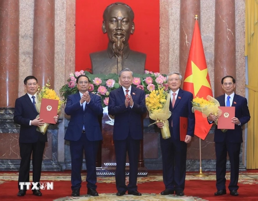 Tổng Bí thư, Chủ tịch nước Tô Lâm trao Quyết định bổ nhiệm, Thủ tướng Phạm Minh Chính tặng hoa chúc mừng các Phó Thủ tướng Nguyễn Hòa Bình, Bùi Thanh Sơn và Hồ Đức Phớc.