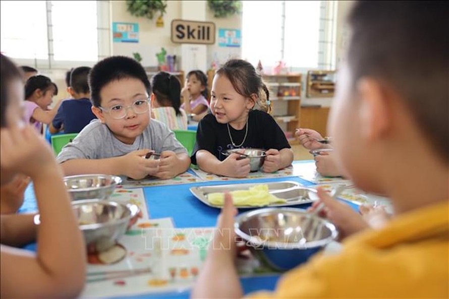 Đảm bảo an toàn vệ sinh thực phẩm trong trường học luôn là vấn đề được toàn xã hội quan tâm. 