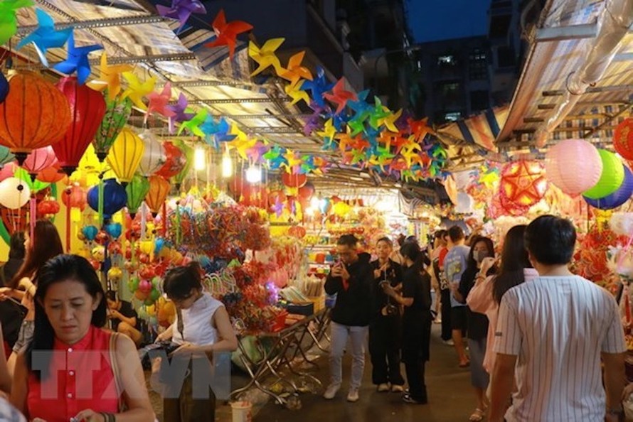 Phố lồng đèn là điểm đến hấp dẫn của người dân, trẻ em và các du khách tại Thành phố Hồ Chí Minh.