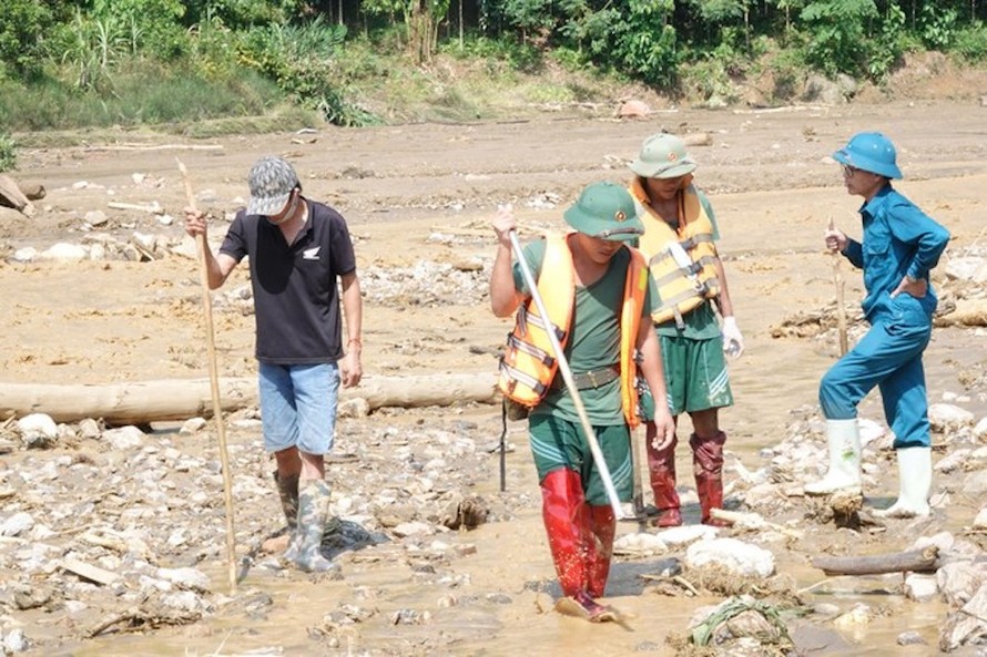 Công tác tìm kiếm người bị nạn do lũ quét, sạt lở đất tại thôn Làng Nủ (huyện Bảo Yên, tỉnh Lào Cai).