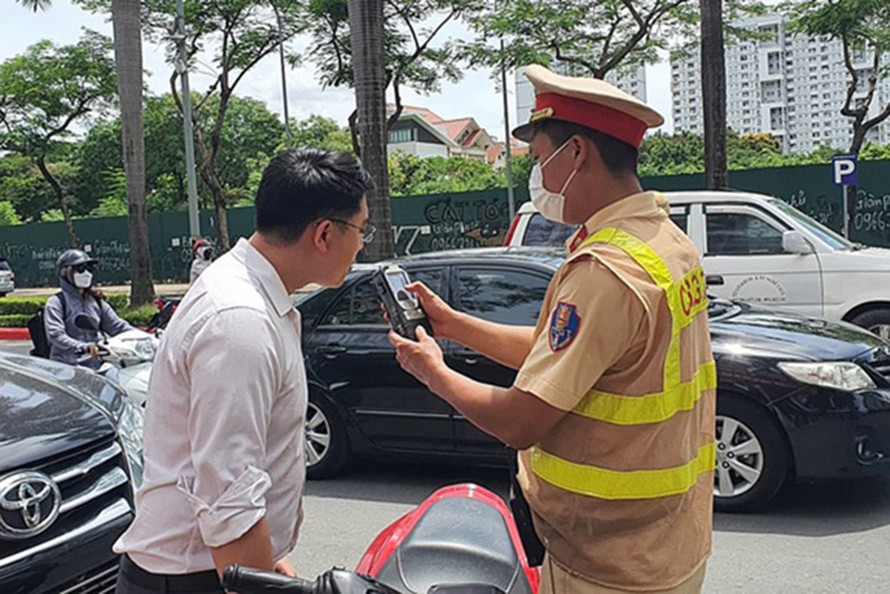 Lực lượng cảnh sát giao thông tiến hành kiểm tra nồng độ cồn.