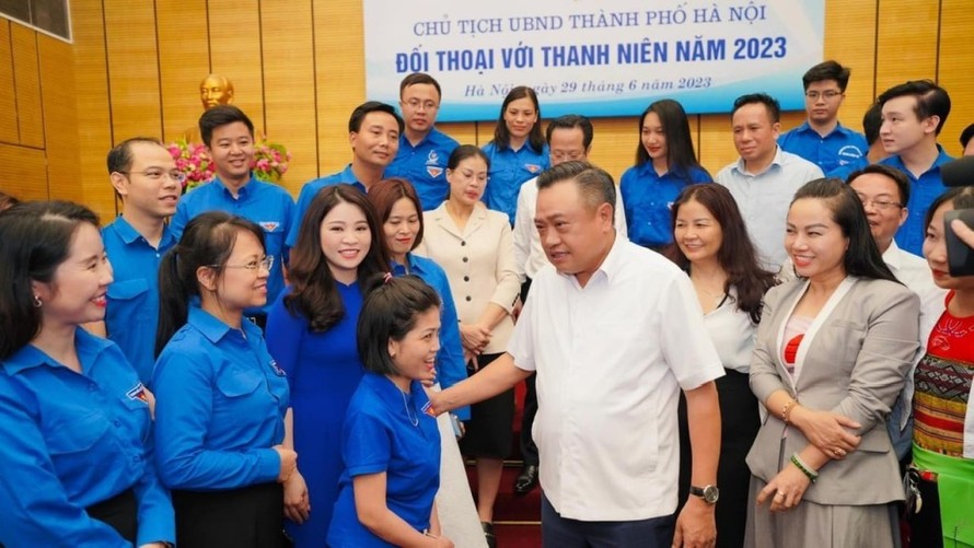 Chủ tịch UBND thành phố trao đổi với lãnh đạo Thành đoàn Hà Nội và các bạn trẻ bên lề Hội nghị đối thoại với thanh niên trên địa bàn thành phố Hà Nội năm 2023.