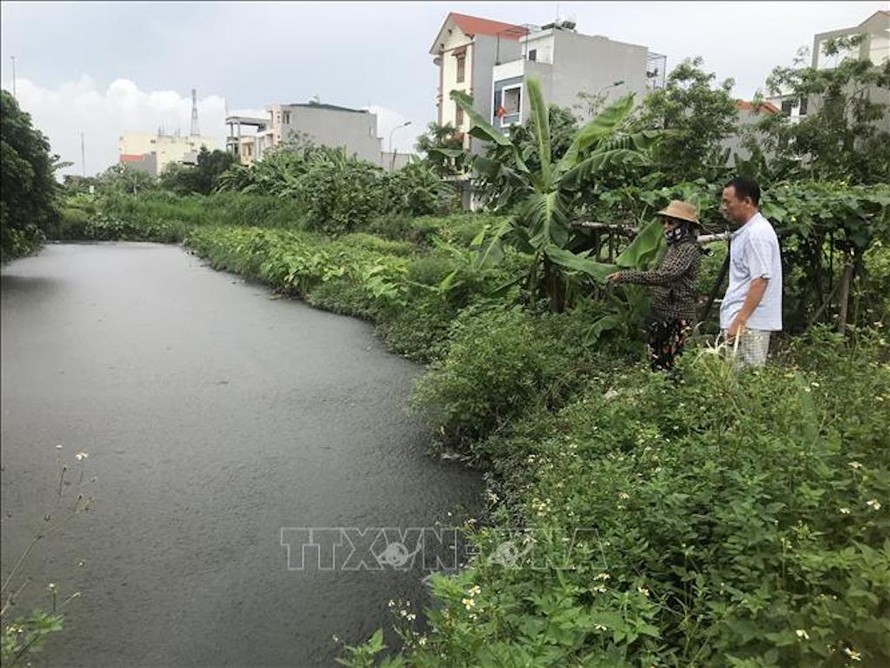 Con kênh nổi váng, nước đen kịt tại làng nghề bánh đa Lộ Cương, phường Tứ Minh, thành phố Hải Dương.