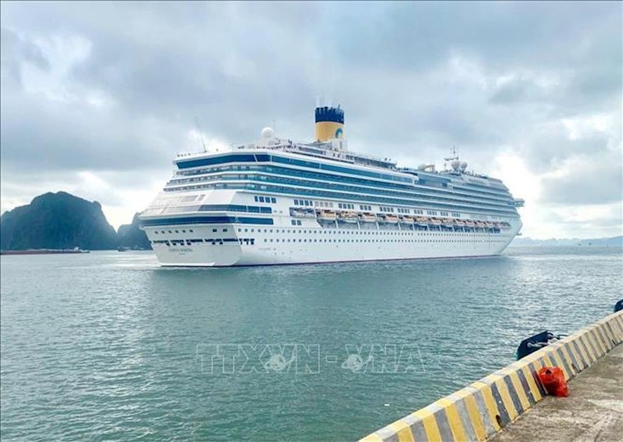 Tàu Costa Serena (Italy) ghé tham quan vịnh Hạ Long (Quảng Ninh). 