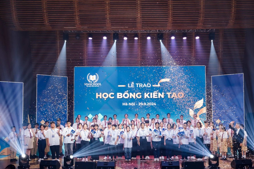 Các em học sinh được trao tặng học bổng Kiến tạo 2024 trong buổi lễ