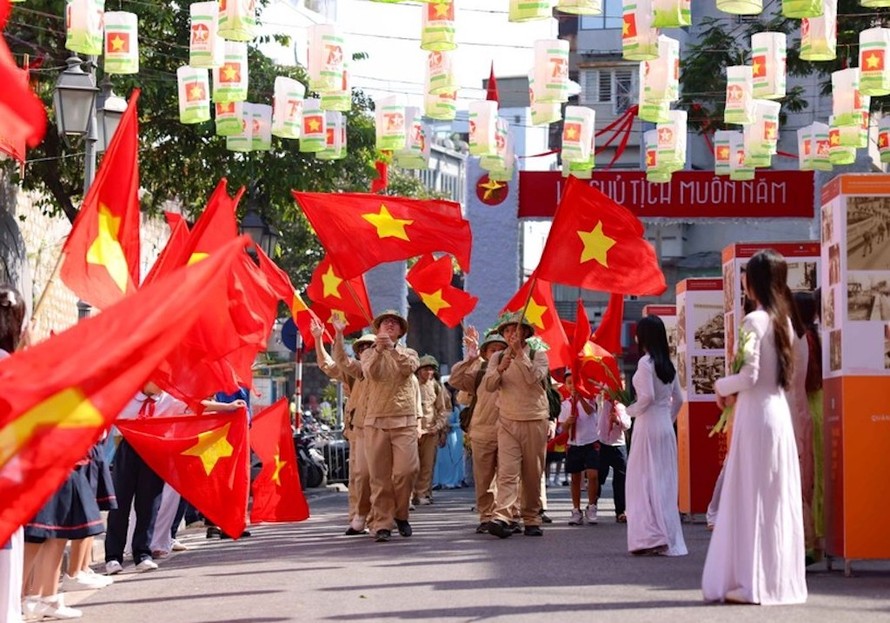 Tái hiện hình ảnh đoàn quân tiến về Hà Nội.