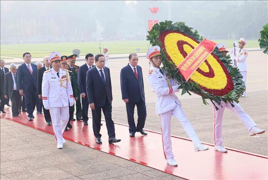 Các đồng chí lãnh đạo, nguyên lãnh đạo Đảng, Nhà nước đặt vòng hoa và vào Lăng viếng Chủ tịch Hồ Chí Minh. 