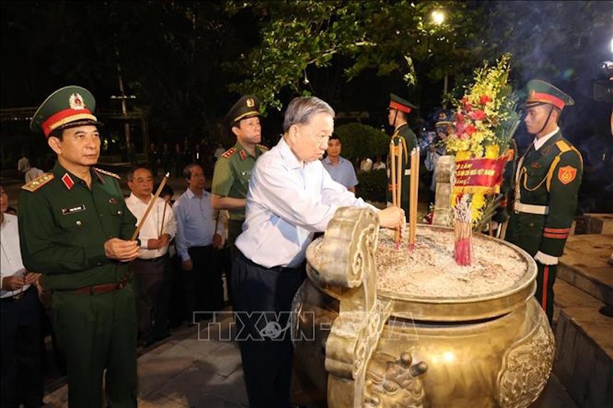 Tổng Bí thư, Chủ tịch nước Tô Lâm dâng hương tại Nghĩa trang liệt sĩ Quốc gia Trường Sơn. 