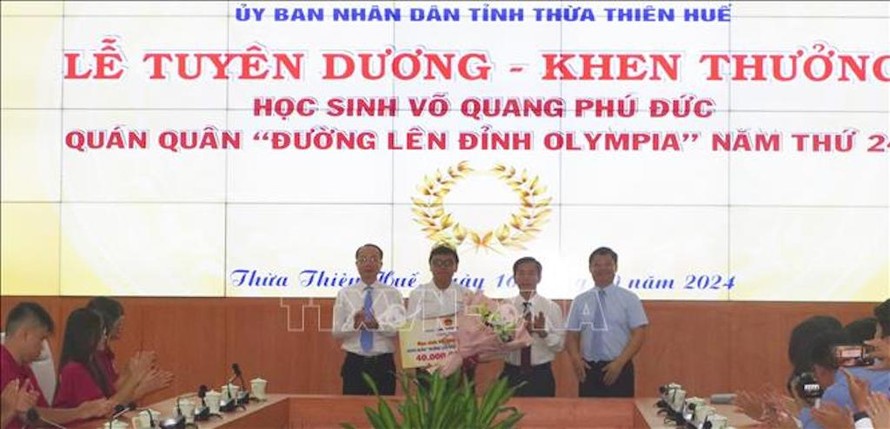 Lãnh đạo UBND tỉnh Thừa Thiên - Huế khen thưởng Quán quân “Đường lên đỉnh Olympia” năm 2024 Võ Quang Phú Đức.