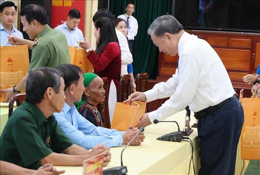 Tổng Bí thư, Chủ tịch nước Tô Lâm tặng quà Mẹ Việt Nam Anh hùng, thương binh, bệnh binh, gia đình chính sách tiêu biểu của tỉnh. 