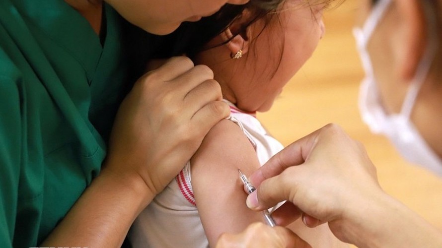 Sở Y tế Hà Nội khuyến cáo, không chỉ trẻ em mà cả người lớn cũng cần tiêm vaccine phòng bệnh viêm màng não do não mô cầu. (Ảnh minh hoạ)