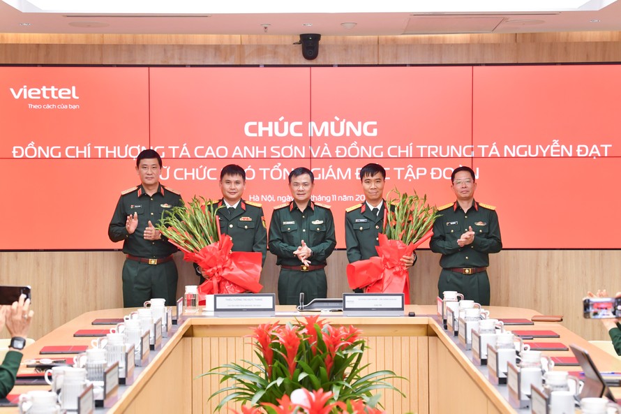 Ban lãnh đạo Viettel chúc mừng đồng chí Cao Anh Sơn và đồng chí Nguyễn Đạt được bổ nhiệm Phó Tổng Giám đốc Tập đoàn.