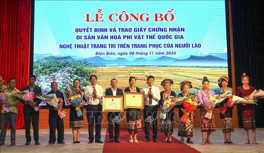 Lãnh đạo Sở Văn hóa Thể thao và Du lịch tỉnh Điện Biên trao Chứng nhận Di sản văn hóa phi vật thể quốc gia cho các nghệ nhân nắm giữ loại hình. 