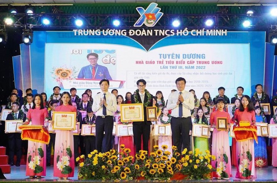 Ông Lê Quốc Phong - Bí thư Tỉnh ủy Đồng Tháp (phải) và anh Nguyễn Minh Triết - Bí thư T.Ư Đoàn, Chủ tịch T.Ư Hội SVVN chúc mừng các nhà giáo trẻ tiêu biểu cấp T.Ư năm 2022.