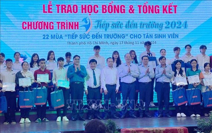 Lãnh đạo Thành phố Hồ Chí Minh trao học bổng cho các tân sinh viên. 