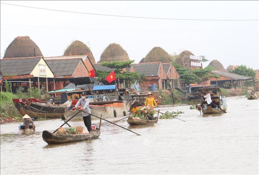 Khung cảnh mua bán được tái hiện trong không gian Trên bến dưới thuyền tại kênh Thầy Cai, huyện Mang Thít, tỉnh Vĩnh Long. 