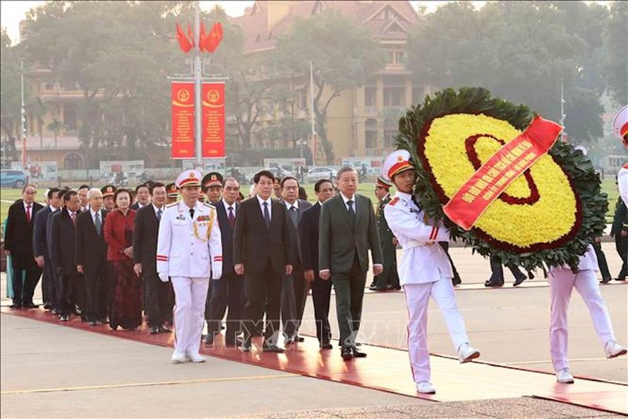 Đoàn lãnh đạo, nguyên lãnh đạo Đảng, Nhà nước đặt vòng hoa và vào Lăng viếng Chủ tịch Hồ Chí Minh. 