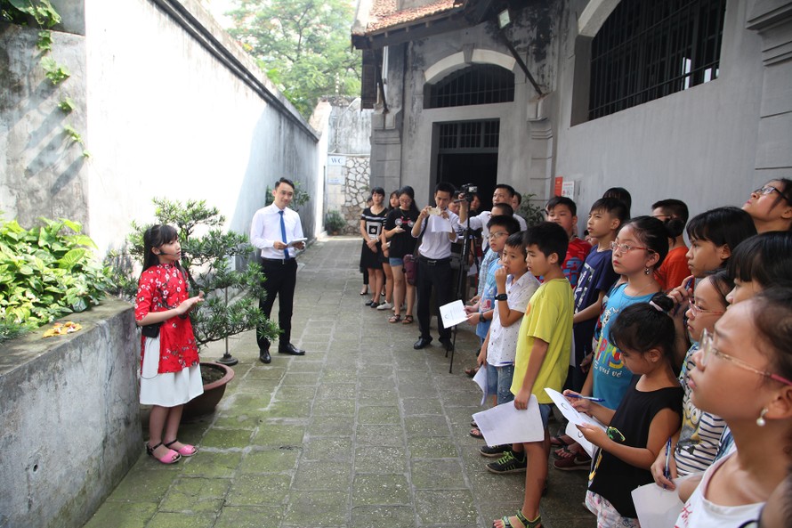 Tham quan Di tích Nhà tù Hỏa Lò.