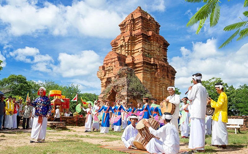 Lễ hội diễn ra trên Tháp Bà Ponagar.