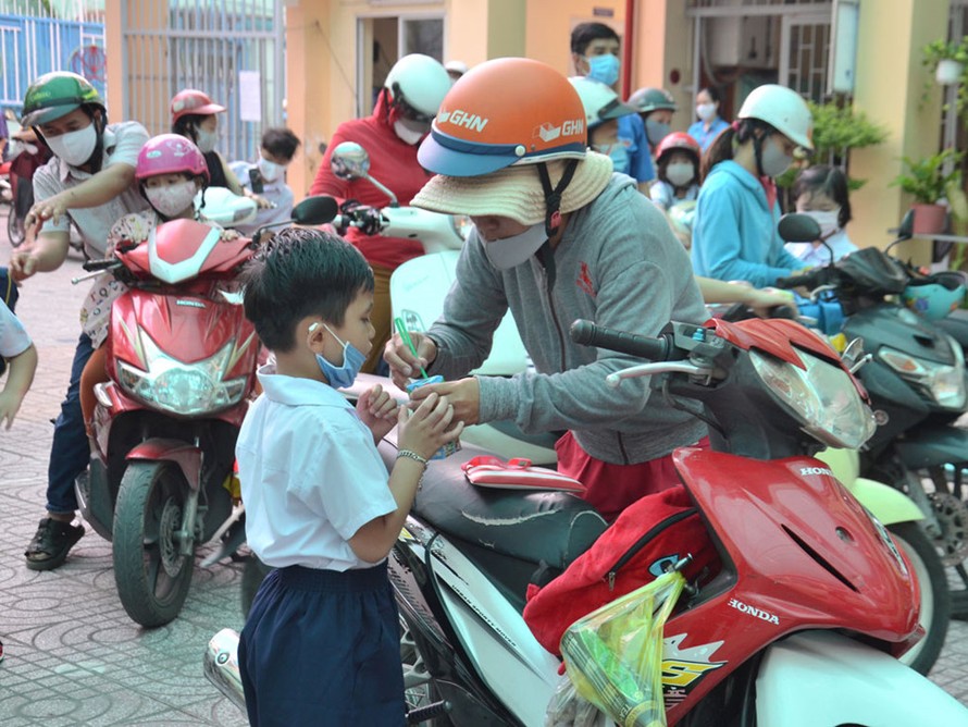 Trẻ em rất dễ bị say nắng khi nhiệt độ tăng cao.