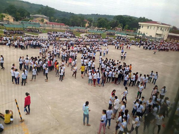 Công nhân Công ty TNHH S&H Vina ở huyện Thạch Thành (Thanh Hóa) đình công ngày 7-9 - Ảnh người dân cung cấp.