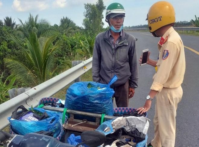 Lực lượng chức năng lập biên bản tạm giữ tang vật, phương tiện. (Ảnh: Công an Nhân dân)