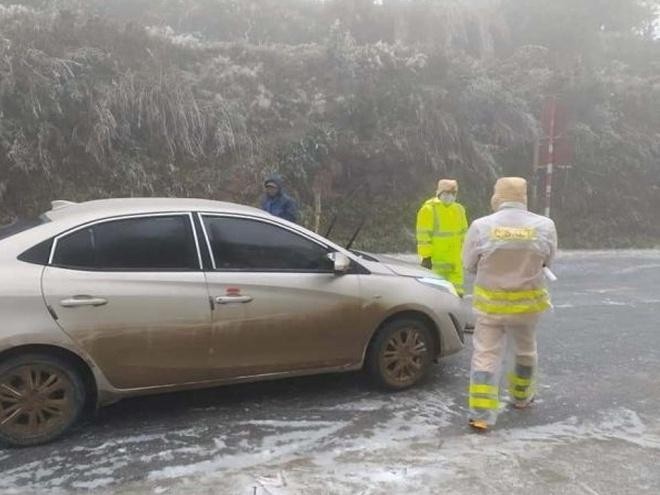 CSGT ngăn các phương tiện đi vào khu vực mặt đường bị đóng băng. Ảnh: C08.