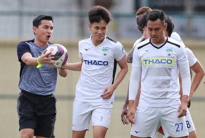 Thầy trò HLV Kiatisuk khó vô địch V-League