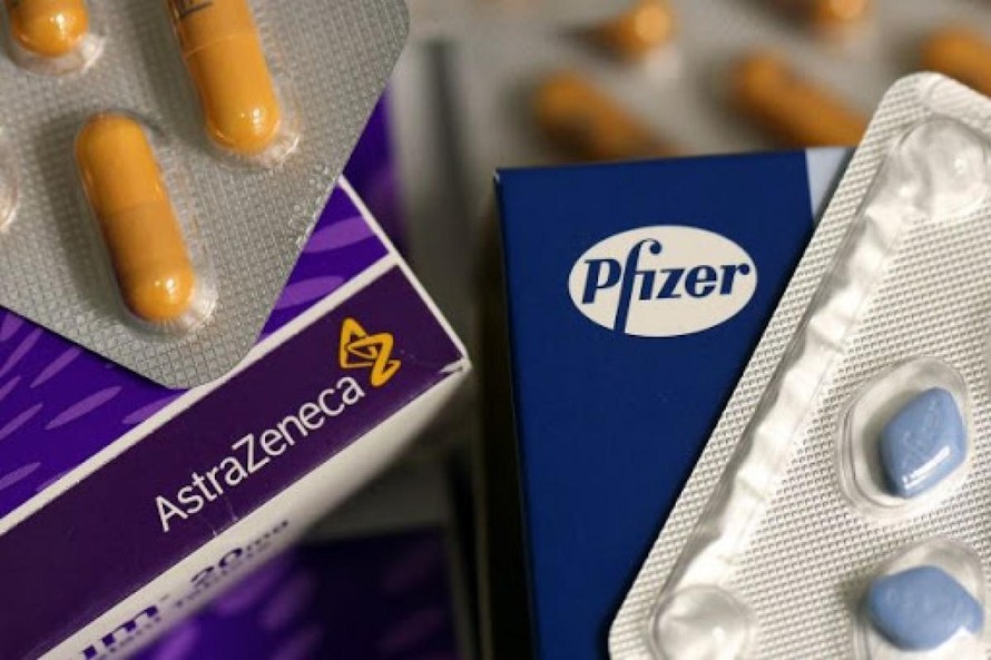 Pfizer và Astra Zeneca. Ảnh: Hdnux