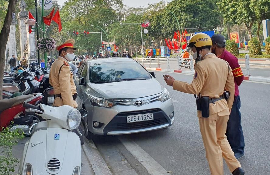 Lực lượng chức năng kiểm tra một điểm trông giữ xe trái phép trên địa bàn quận Ba Đình dịp Tết Nguyên đán Tân Sửu 2021. Ảnh: Chu Dũng/Hà Nội mới