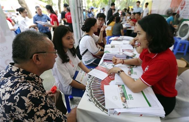 Trường Đại học Quốc gia Hà Nội tư vấn xét tuyển tại Ngày hội. Ảnh: Anh Tuấn/TTXVN.