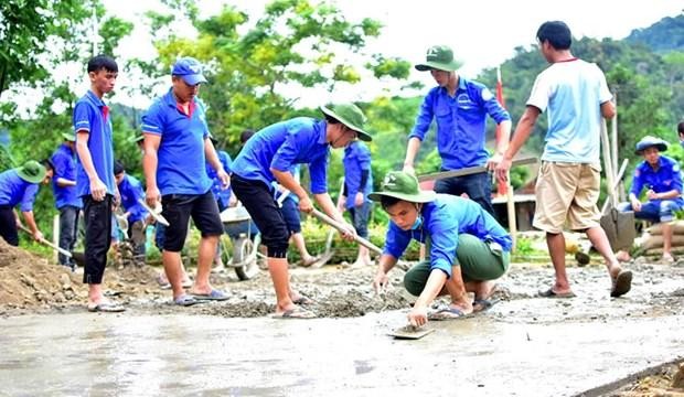 Đội thanh niên tình nguyện Đại học Huế tham gia làm đường giao thông nông thôn. Ảnh: Tường Vi/TTXVN