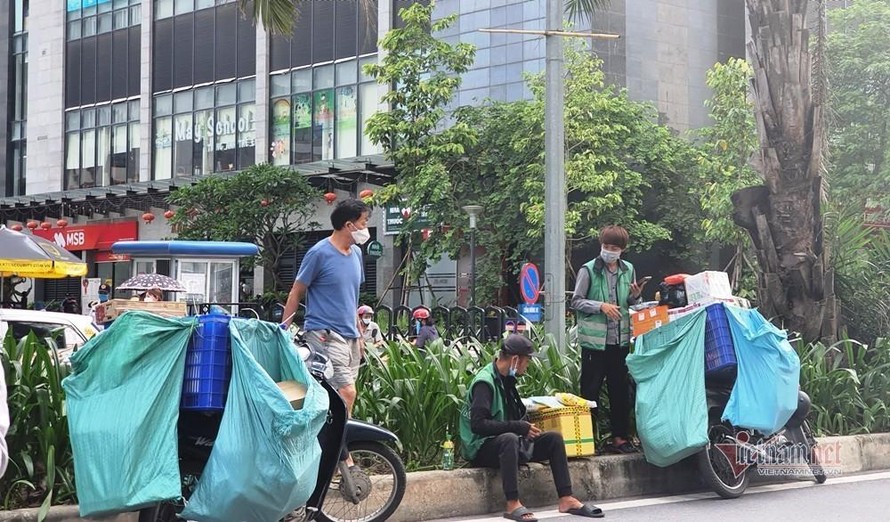 Dịch vụ Grab, ship hàng trong những ngày Hà Nội "bán mang về" nở rộ chưa từng thấy. (Ảnh: Vietnamnet)