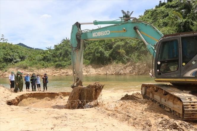 Các lãnh đạo tỉnh Thừa Thiên - Huế giám sát công tác tìm kiếm nạn nhân vụ sạt lở tại Nhà máy Thủy điện Rào Trăng 3 tại xã Phong Xuân, huyện Phong Điền. 