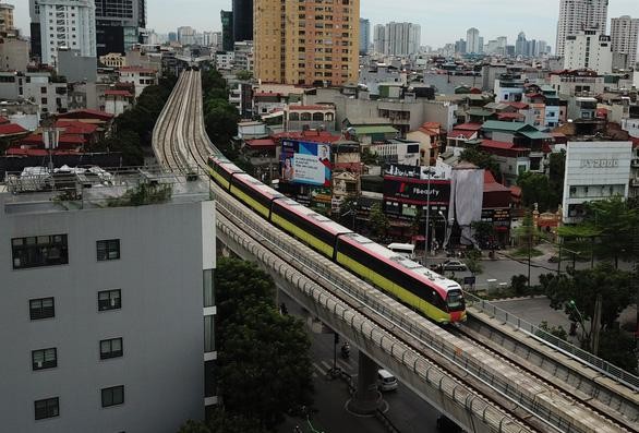 Đoàn tàu metro Nhổn - ga Hà Nội chạy thử sáng 1/7. (Ảnh: Tuổi trẻ)