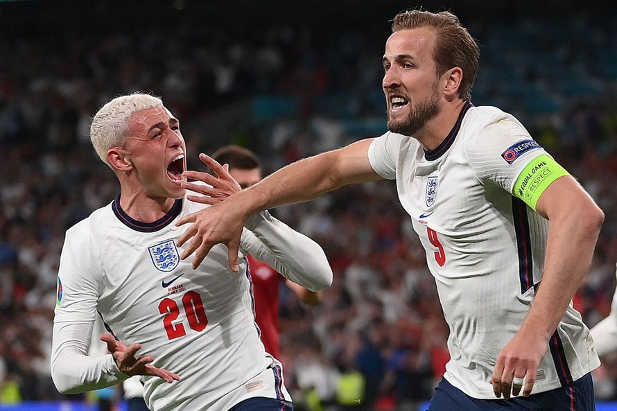 Quả phạt đền thành công của Harry Kane đã đưa ĐT Anh vào chung kết lần đầu sau 53 năm. (Ảnh: New York Times)